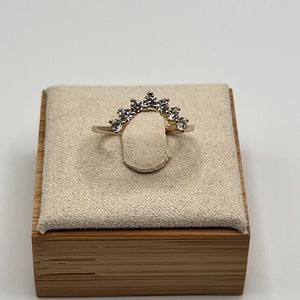 Crown Wedding Band 7 round brilliant stones in 10kt solid gold